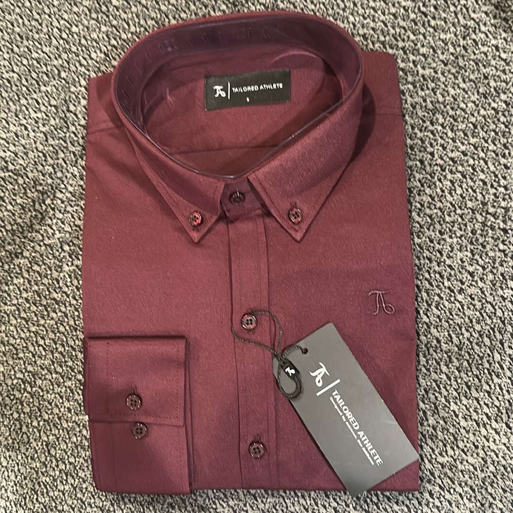 ATHLETIC FIT DRESS SHIRT IN BURGUNDY 
TAILORED ATHLETE 
SIZE SMALL